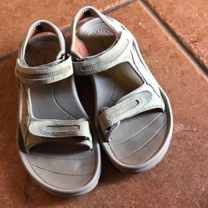 Teva gray leather strappy sandal shoes size 8